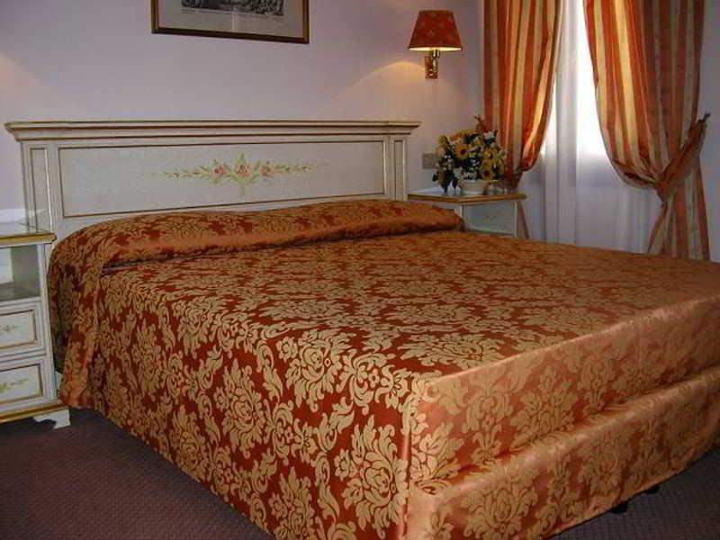 Ambassador Tre Rose Hotel Venecia